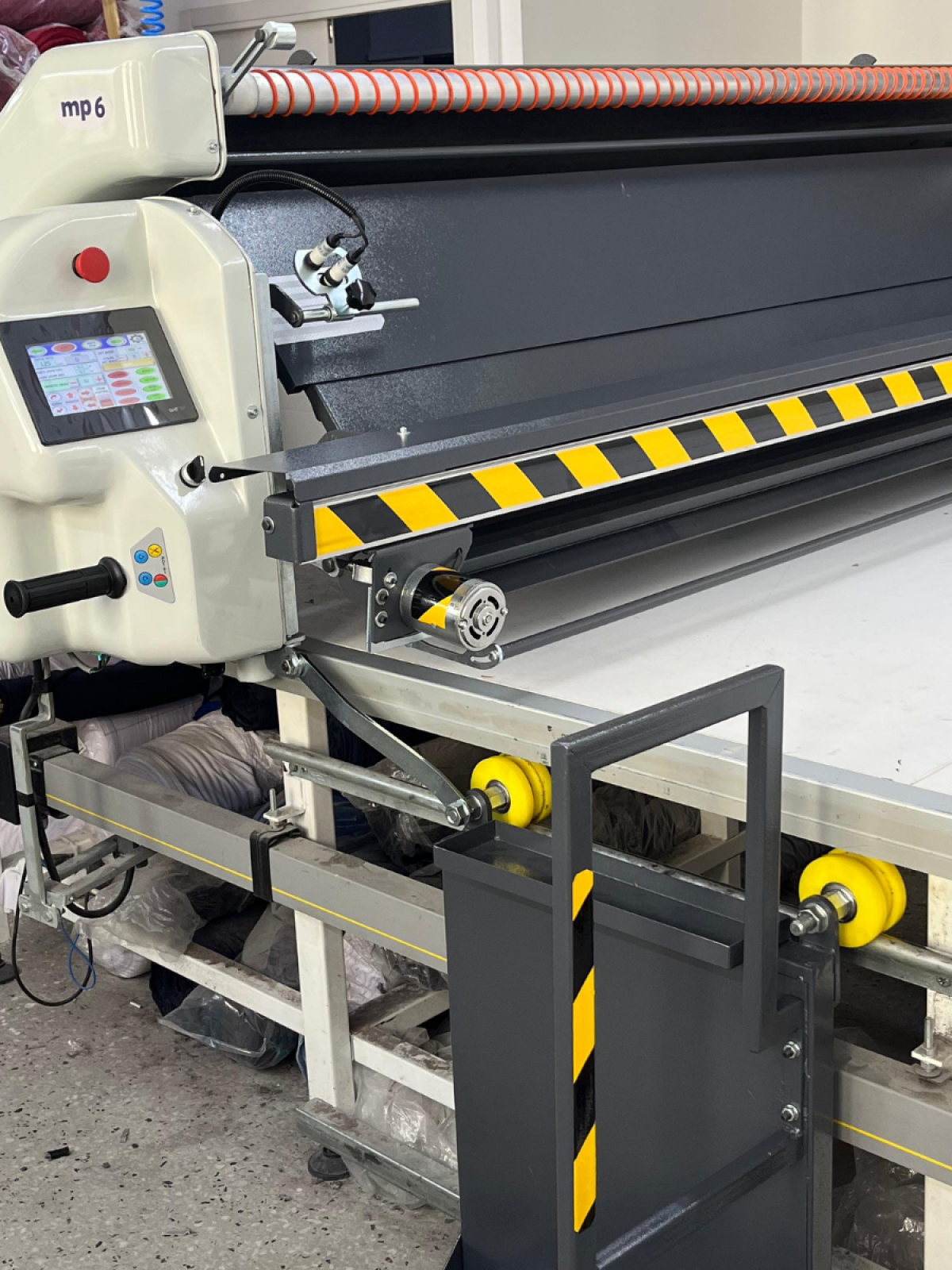 Polat Makine'nin üstün performans sunan MP6 Kumaş Serme Makinesi, 110 m/dk serim hızı ve 230 cm genişliğe kadar esnek serim kapasitesi ile tekstil üretim süreçlerini optimize eder.