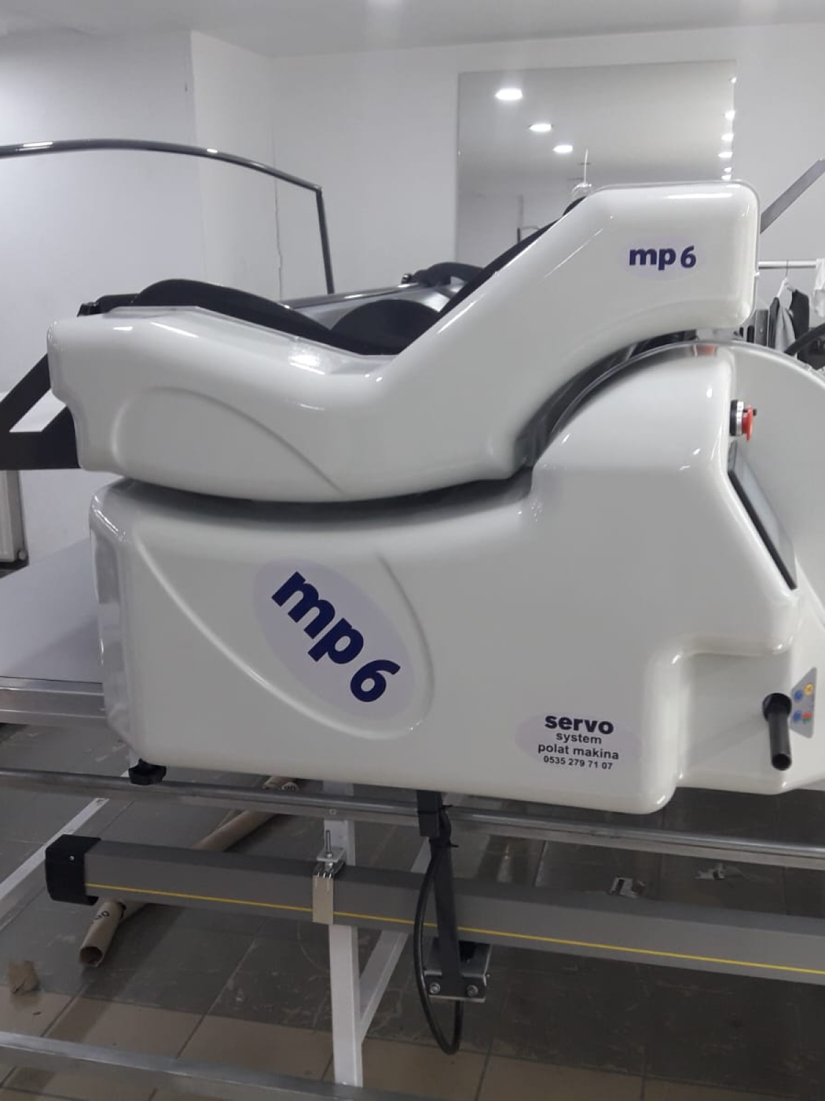 Polat Makine'nin üstün performans sunan MP6 Kumaş Serme Makinesi, 110 m/dk serim hızı ve 230 cm genişliğe kadar esnek serim kapasitesi ile tekstil üretim süreçlerini optimize eder.