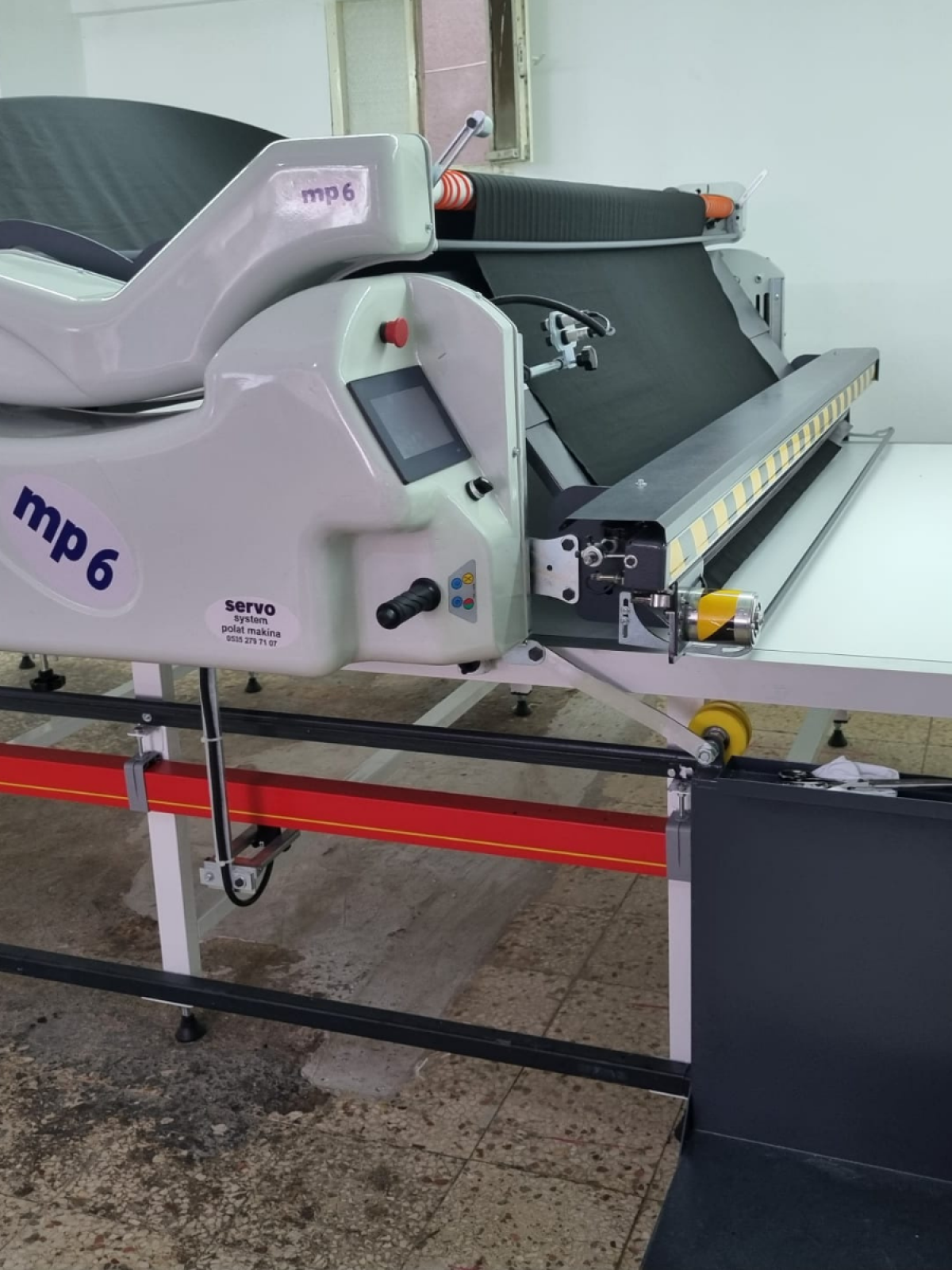 Polat Makine'nin üstün performans sunan MP6 Kumaş Serme Makinesi, 110 m/dk serim hızı ve 230 cm genişliğe kadar esnek serim kapasitesi ile tekstil üretim süreçlerini optimize eder.