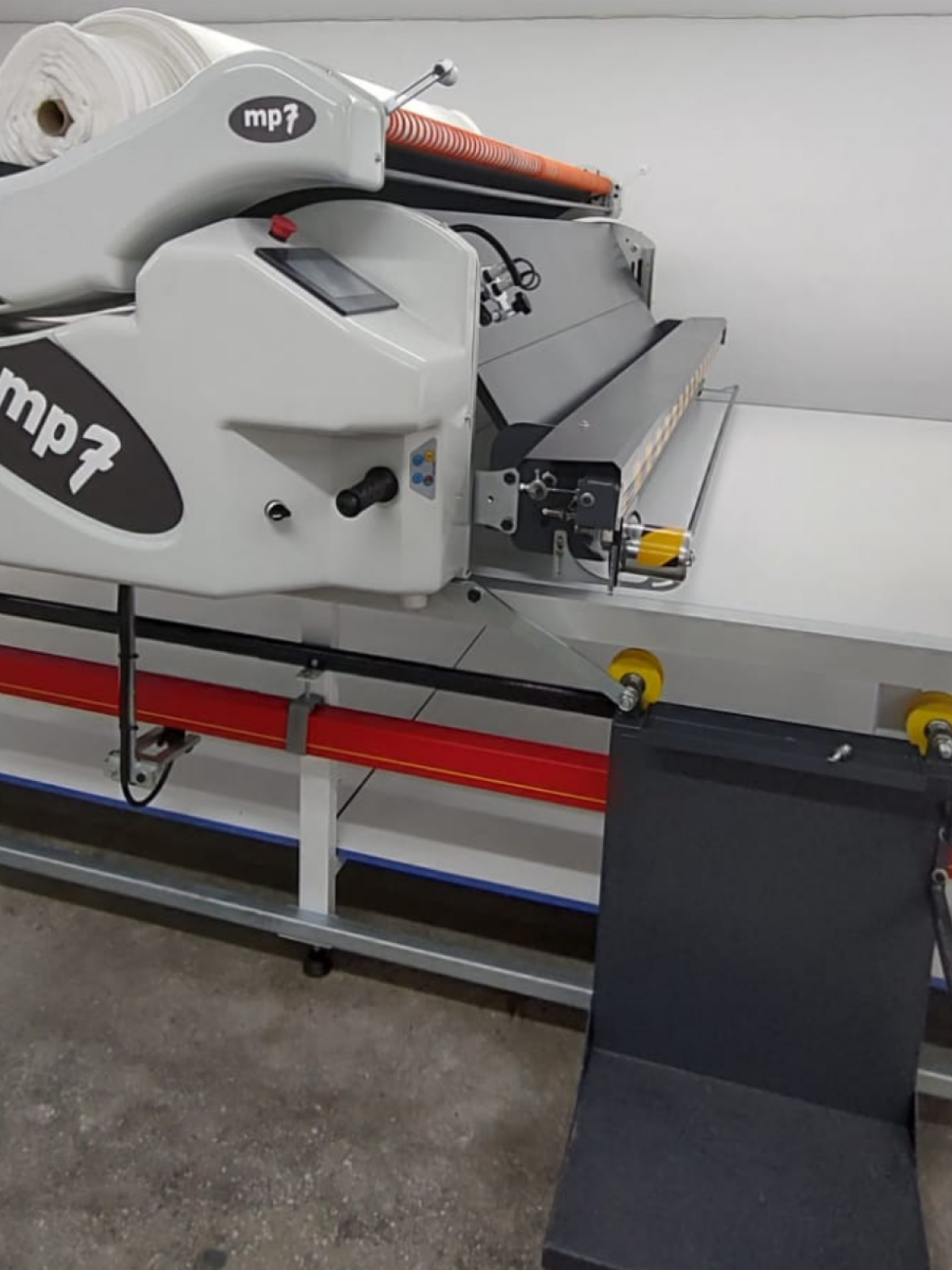 Polat Makine'nin en son teknolojilerle donatılmış MP7 Kumaş Serme Makinesi, 120 m/dk serim hızı ve 240 cm genişliğe kadar kumaşları işleme kapasitesi ile tekstil üretiminde üstün performans ve hassasiyet sunar