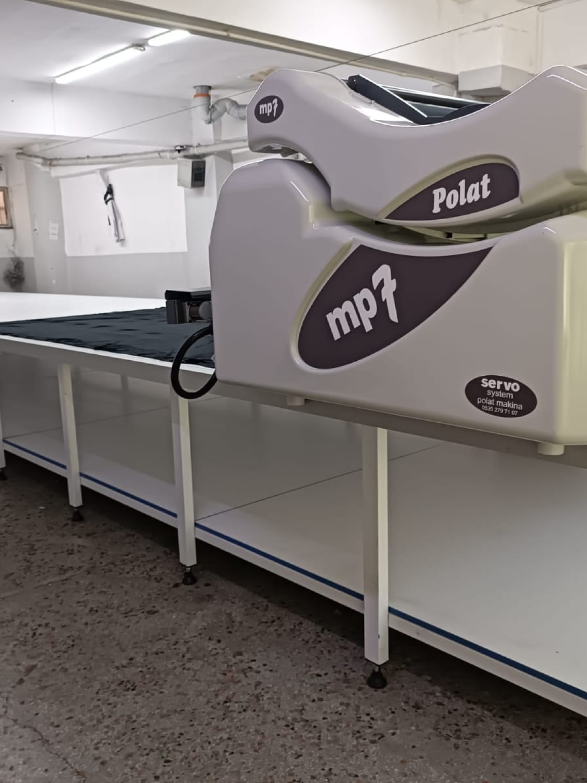 Polat Makine'nin en son teknolojilerle donatılmış MP7 Kumaş Serme Makinesi, 120 m/dk serim hızı ve 240 cm genişliğe kadar kumaşları işleme kapasitesi ile tekstil üretiminde üstün performans ve hassasiyet sunar