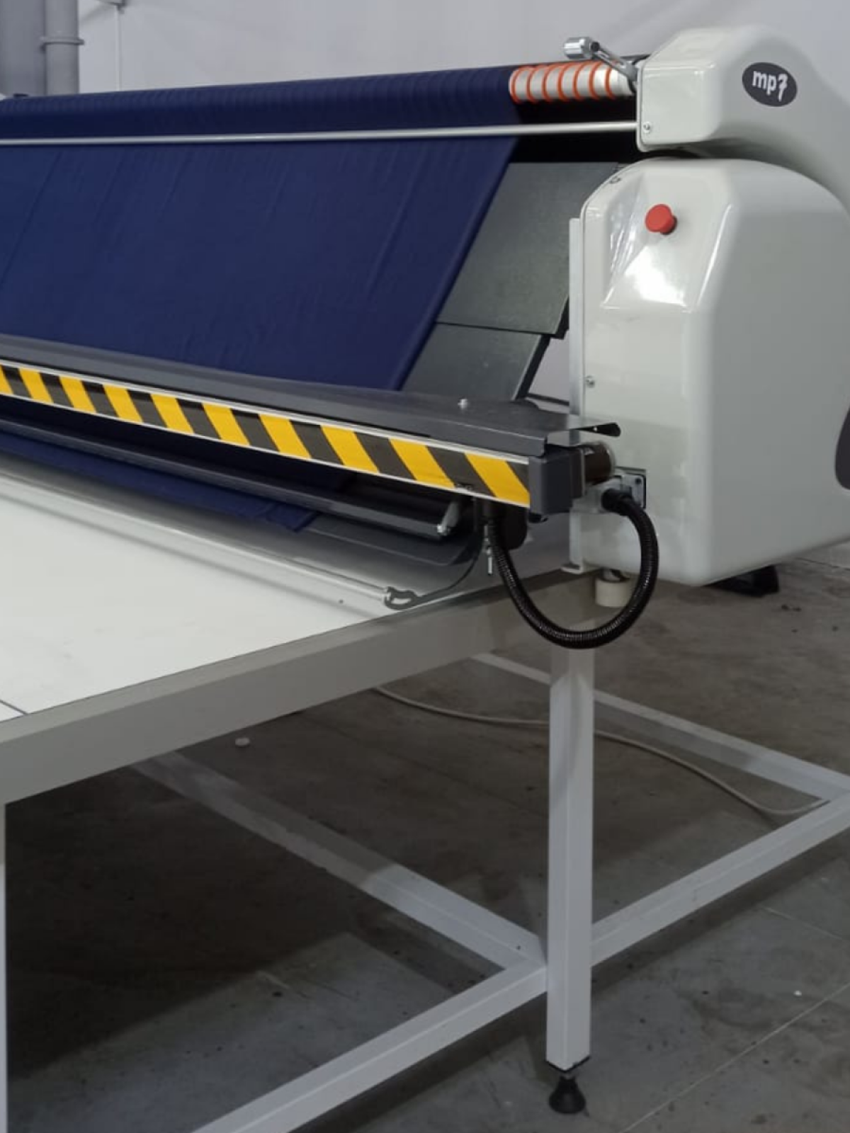 Polat Makine'nin en son teknolojilerle donatılmış MP7 Kumaş Serme Makinesi, 120 m/dk serim hızı ve 240 cm genişliğe kadar kumaşları işleme kapasitesi ile tekstil üretiminde üstün performans ve hassasiyet sunar